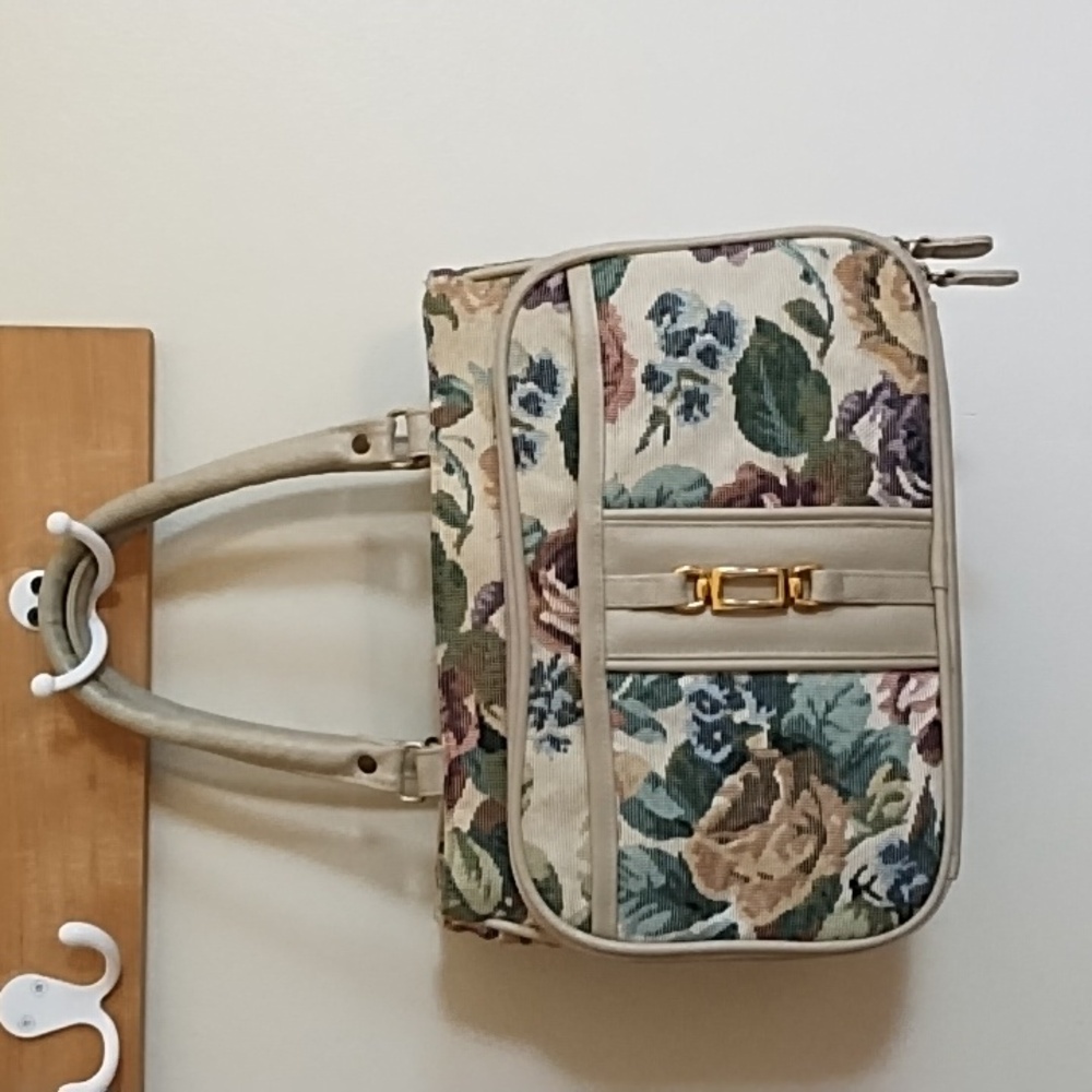 TAPESTRY PURSE, VINTAGE, VERY POPULAR, MANY SECTIONS, EUC